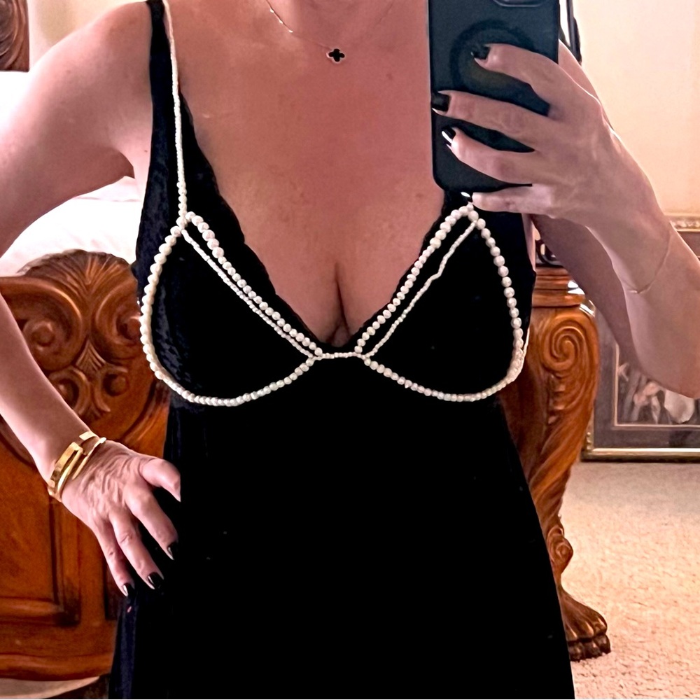 Very sexy accessory even with a tank top it makes it stylish and sexy